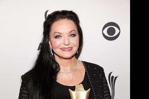 does crystal gayle still tour