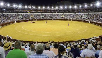 EXTRAORDINARIA CORRIDA DE TOROS